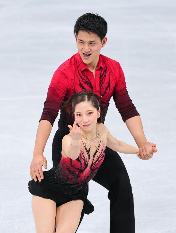 演技する三浦璃来（手前）、木原龍一組