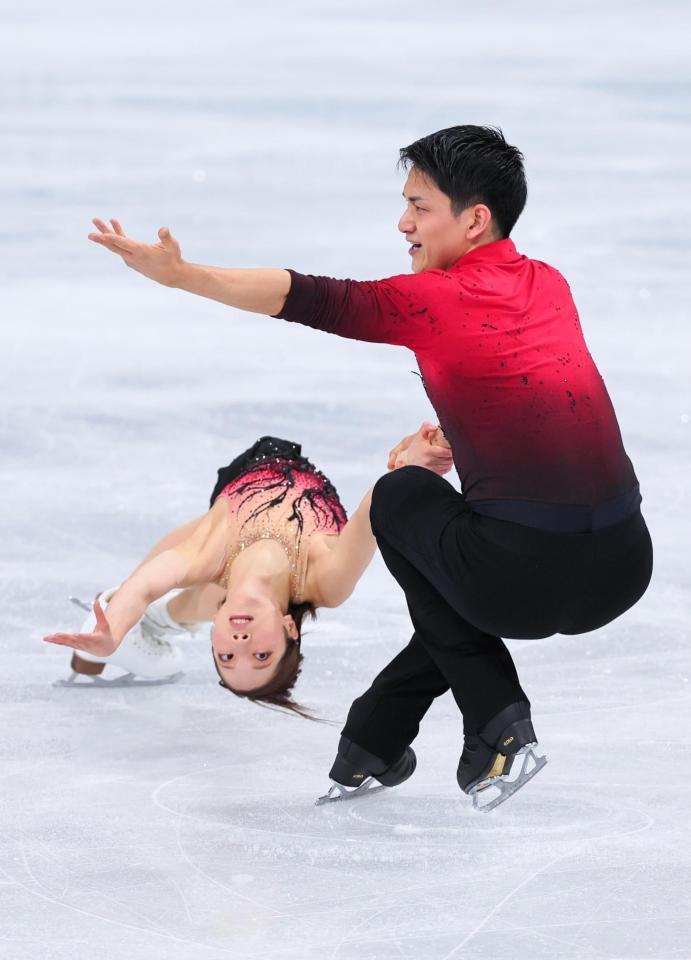 演技する三浦璃来（左）、木原龍一組