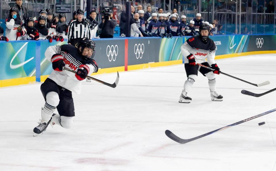 日本－フランス　第２ピリオド、先制ゴールを決める浮田（左）＝ミラノ（共同）