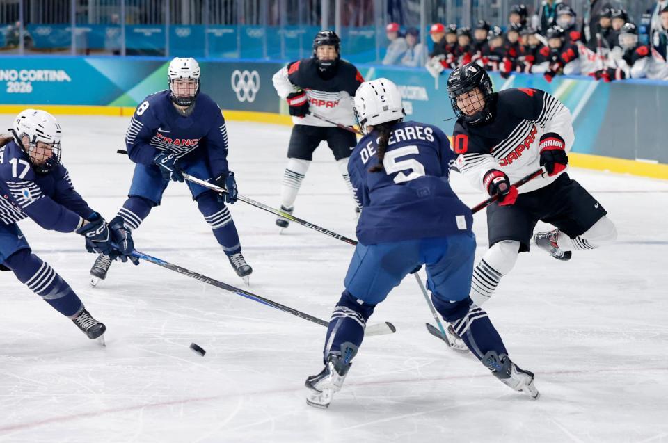 日本－フランス　第３ピリオド、ゴールを狙う野呂里（右端）＝ミラノ（共同）