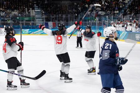 日本－フランス　第３ピリオド、勝ち越しゴールを決め喜ぶ伊藤（１９）＝共同