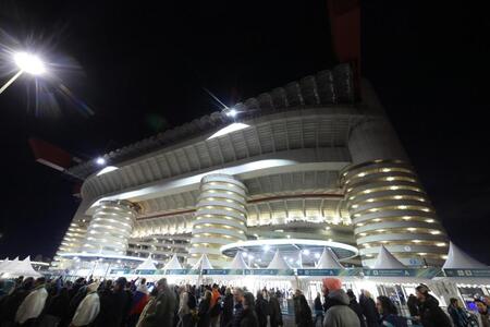 多くの人々が集まり開会式が行われたサンシーロオリンピックスタジアム（撮影・吉澤敬太）