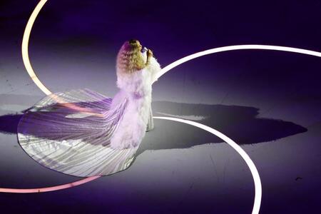 開会式で歌うマライア・キャリー＝６日、イタリア・ミラノ（共同）