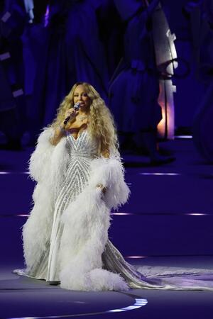 ※共同※開会式で歌うマライア・キャリーさん＝６日、イタリア・ミラノ（共同）開会式で歌うマライア・キャリーさん＝６日、イタリア・ミラノ（共同）