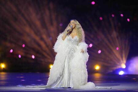 開会式に登場したマライア・キャリー＝６日、イタリア・ミラノ（共同）