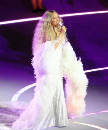 ミラノ・コルティナ五輪開会式で熱唱するマライア・キャリー＝ジョゼッペ・メアッツァ競技場