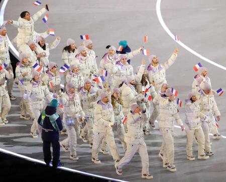 入場するフランス選手団＝ジョゼッペ・メアッツァ競技場