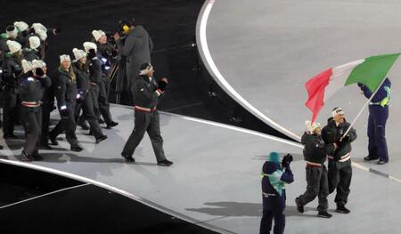 入場する地元イタリア選手団＝ジョゼッペ・メアッツァ競技場