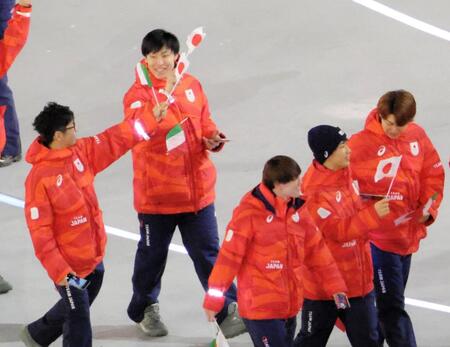 入場した日本選手団＝ジョゼッペ・メアッツァ競技場