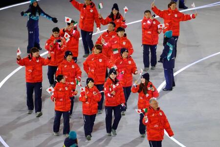 　開会式で入場行進する日本選手団（共同）