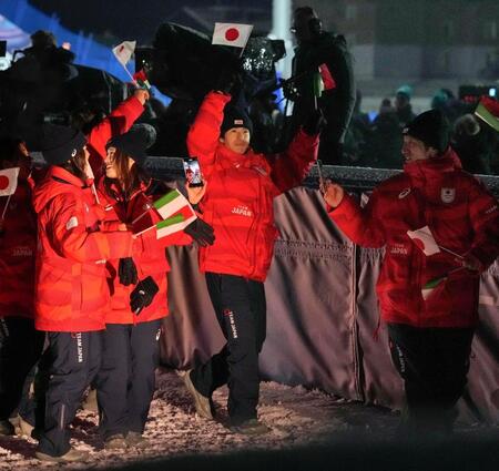 　ミラノ・コルティナ冬季五輪の開会式で、入場行進する堀島行真（共同）