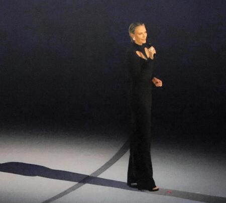 開会式に登場したシャーリーズ・セロン＝ジョゼッペ・メアッツァ競技場