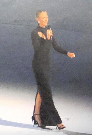 開会式に登場したシャーリーズ・セロン＝ジョゼッペ・メアッツァ競技場