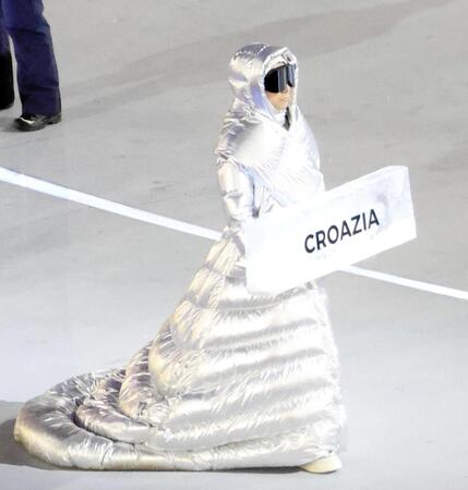 モンクレールの衣装でプラカードを持って入場する先導役