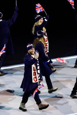 開会式で入場行進する英国選手団（共同）