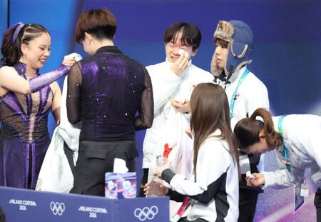 吉田唄菜（左）・森田真沙也組の演技を見て涙する鍵山優真（中央）、坂本花織（右端）＝撮影・吉澤敬太