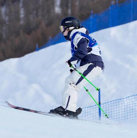 　女子スロープスタイル予選の前に調整する近藤心音。その後、棄権が発表された