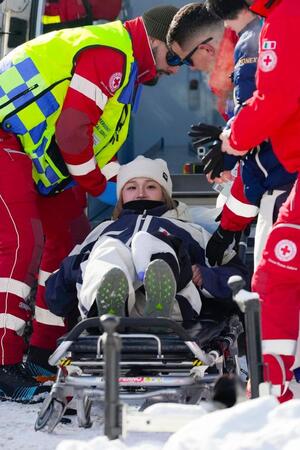 　公式練習中に転倒し、担架で運ばれる近藤心音＝５日