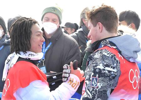 　北京五輪で金メダルに輝き、ショーン・ホワイト（右）と握手を交わす平野歩夢（２０２２年）