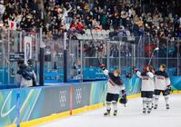 フランスに勝利し、喜ぶ小池（左）ら＝ミラノ（共同）