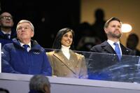 　開会式に出席したＩＯＣのバッハ前会長（左）とバンス米副大統領（右）＝６日、イタリア・ミラノ（共同）