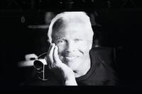 　開会式のスクリーンに映し出されたジョルジオ・アルマーニさんの映像＝６日、イタリア・ミラノ（共同）