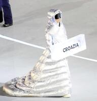 モンクレールの衣装でプラカードを持って入場する先導役＝ジョゼッペ・メアッツァ競技場