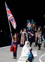 ミラノ・コルティナ冬季五輪の開会式で入場行進する英国選手団＝６日、イタリア・ミラノ（共同）