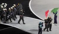 入場する地元イタリア選手団＝ジョゼッペ・メアッツァ競技場