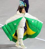 モンクレールのウエアで入場するブラジル選手団、裏地は国旗に＝ジョゼッペ・メアッツァ競技場