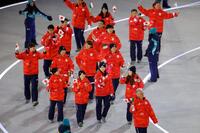 　開会式で入場行進する日本選手団（共同）