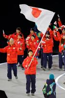 　ミラノ・コルティナ冬季五輪の開会式で旗手を務めた森重航（共同）