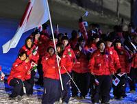 　開会式の入場行進に臨む旗手の冨田せなら日本選手団（共同）