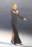 開会式に登場したシャーリーズ・セロン＝ジョゼッペ・メアッツァ競技場