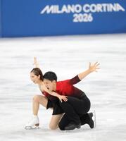 会心の演技を見せた三浦璃来（左）、木原龍一組（撮影・吉澤敬太）