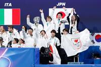 　団体ペア・ＳＰの演技を終えた三浦璃来、木原龍一組に声援を送る日本チーム（共同）