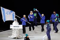 ミラノ・コルティナ冬季五輪の開会式で入場行進するイスラエル選手団＝６日、イタリア・ミラノ（共同）