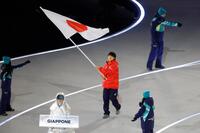 日本選手団の旗手を務める森重航（共同）