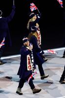 開会式で入場行進する英国選手団（共同）