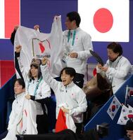 盛り上がる（手前右から）鍵山優真、佐藤駿ら日本チーム＝ミラノアイススケートアリーナ（撮影・吉澤敬太）