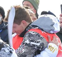 北京五輪で金メダルに輝き、ショーン・ホワイト（右）と抱き合う平野歩夢（２０２２年）