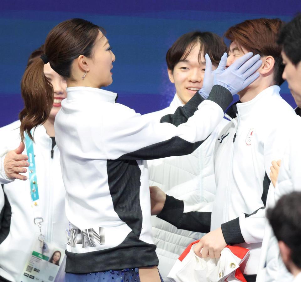 ２位となり森田真沙也（右）と抱き合った後、両手で顔を挟む坂本花織（撮影・吉澤敬太）
