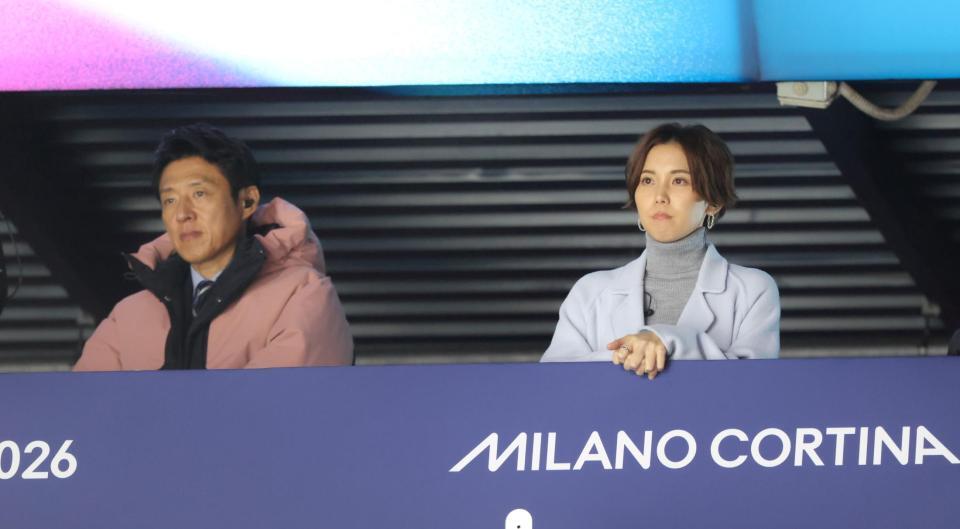 リンクを見つめる松岡修造（左）とヒロド歩美アナウンサー（撮影・吉澤敬太）