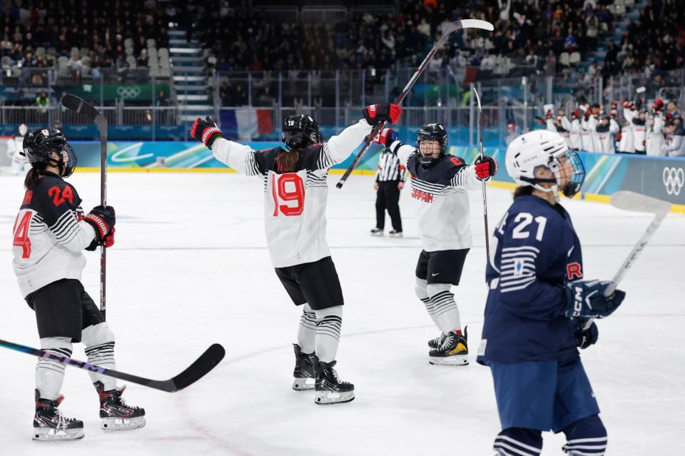 日本－フランス　第３ピリオド、勝ち越しゴールを決め喜ぶ伊藤（１９）＝共同