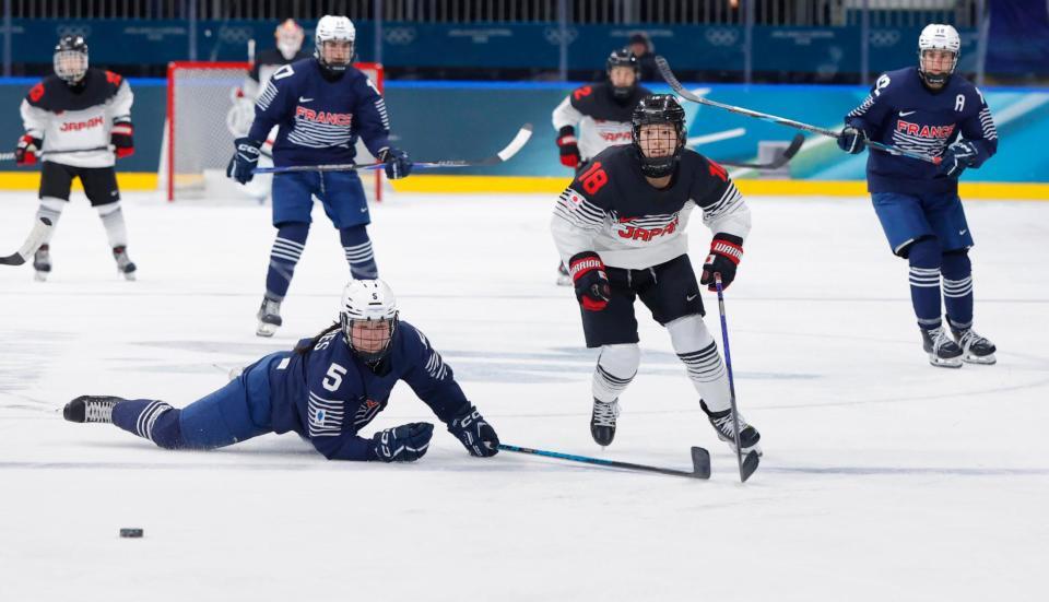 日本－フランス　第３ピリオド、ゴールを決める前田（右）＝共同