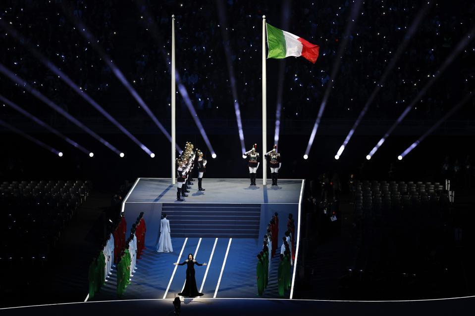 ミラノ・コルティナ冬季五輪の開会式で掲揚されたイタリア国旗＝６日、イタリア・ミラノ（共同）