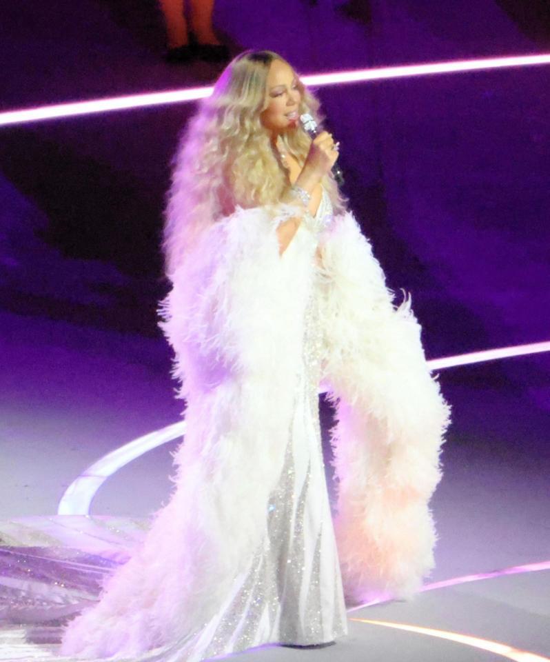 ミラノ・コルティナ五輪開会式で熱唱するマライア・キャリー＝ジョゼッペ・メアッツァ競技場