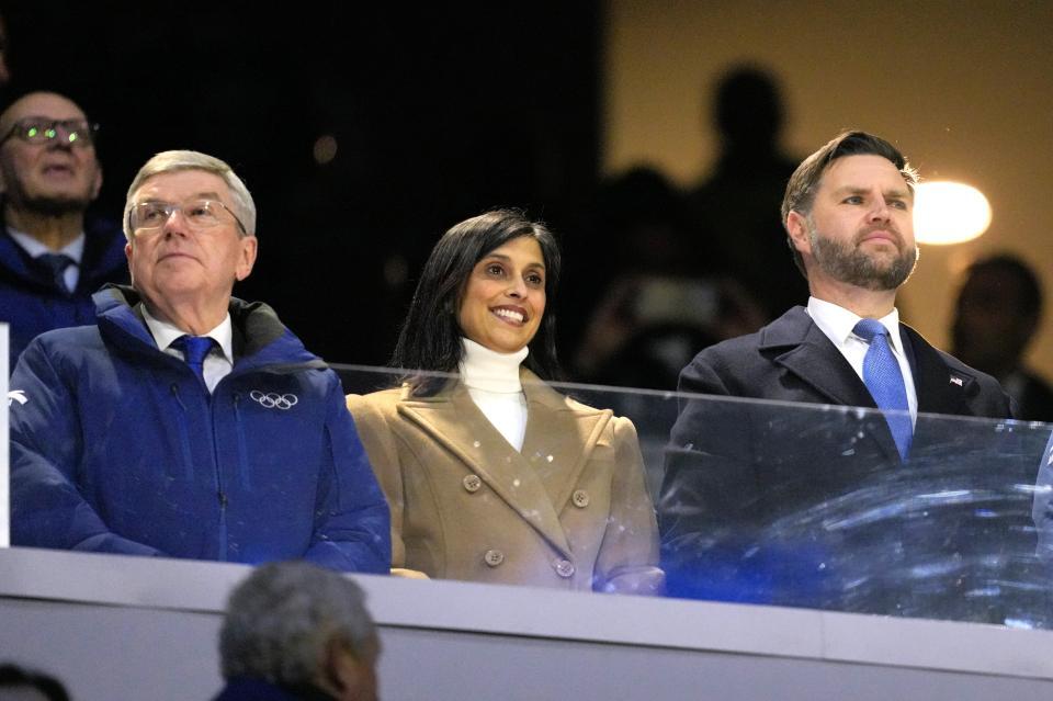 　開会式に出席したＩＯＣのバッハ前会長（左）とバンス米副大統領（右）＝６日、イタリア・ミラノ（共同）