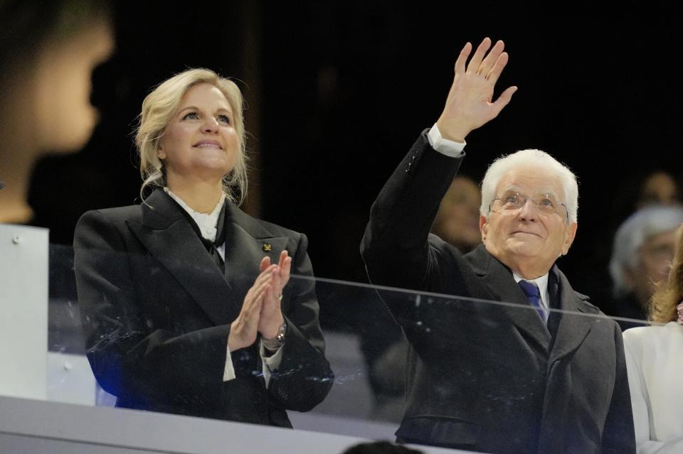 　開会式で紹介され手を振るイタリアのマッタレッラ大統領。左はＩＯＣのコベントリー会長＝６日、イタリア・ミラノ（共同）