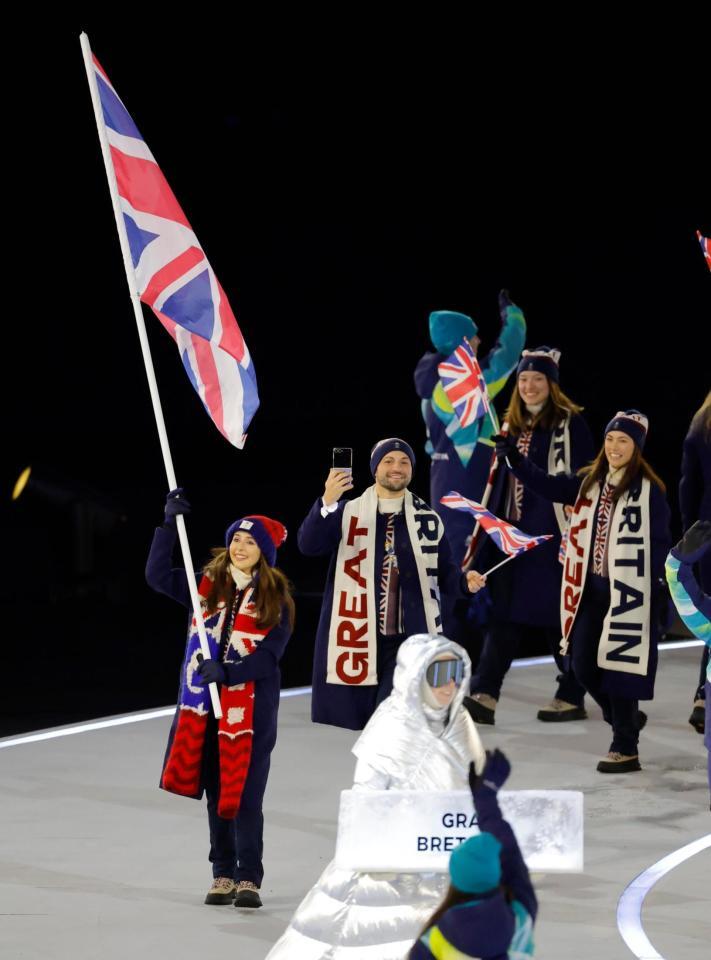 ミラノ・コルティナ冬季五輪の開会式で入場行進する英国選手団＝６日、イタリア・ミラノ（共同）